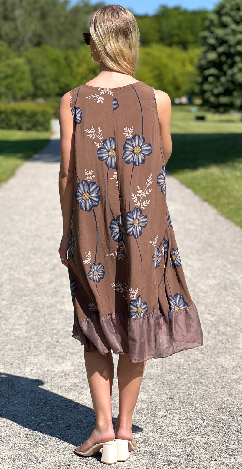 Renata kjole med blomster print og satinkant forneden brun LikeLondon