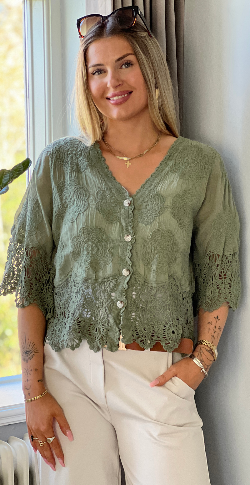 Silvia cardigan med 3/4 ærmer og hæklede kanter khaki LikeLondon