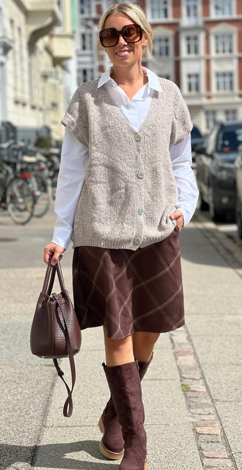 Vicky kort ternet nederdel i ruskind med skrålommer dark brown LikeLondon