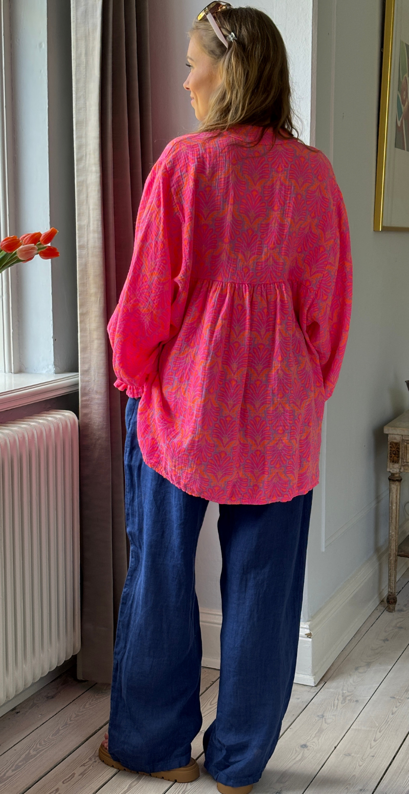 Frida mønstret bluse i musselin med vidde og overskæring fuxia LikeLondon