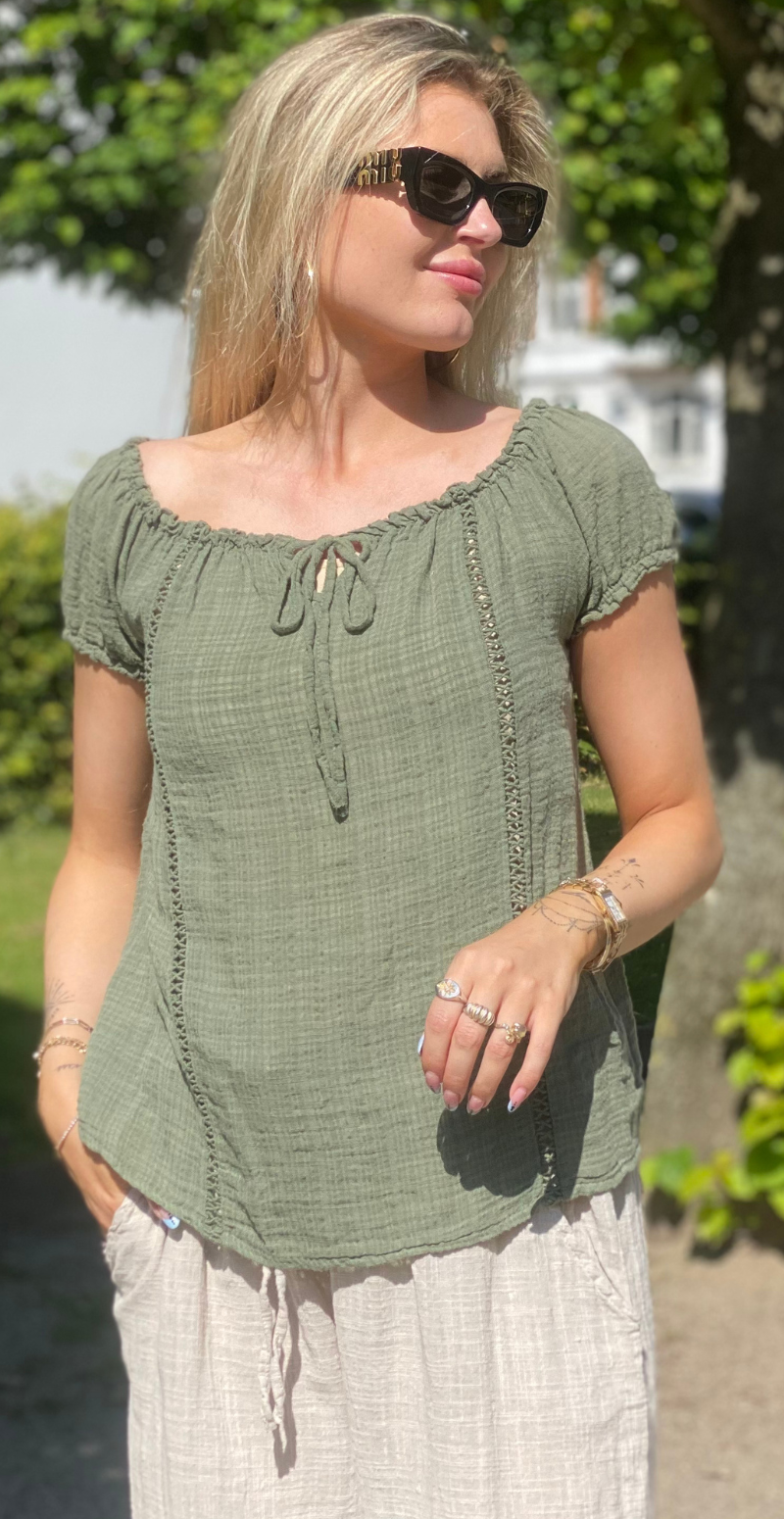 Karin bluse med korte ærmer, bindebånd og hæklede detaljer khaki LikeLondon