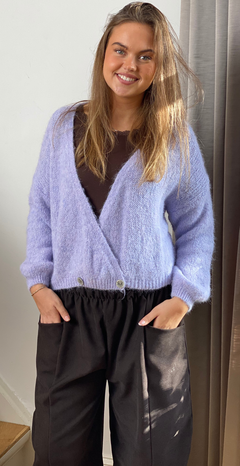 Kitty strikcardigan med wrapeffekt og knapper lilla LikeLondon