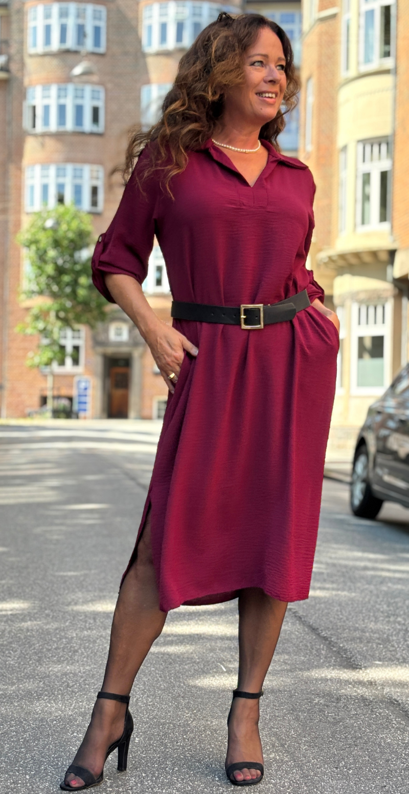 Tilly kjole med v-hals, krave og slids bordeaux LikeLondon