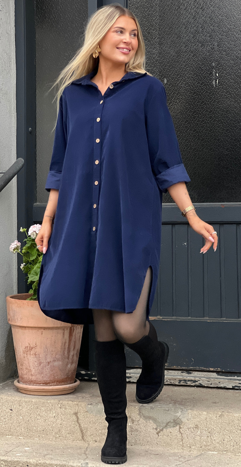 Forudbestil uge 3 Danica fløjls kjole-tunika med knapstolpe navy LikeLondon