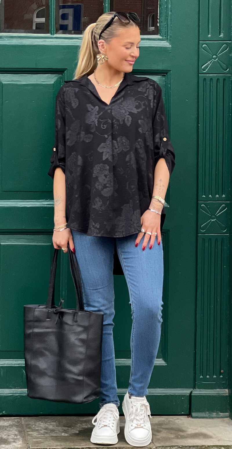 Amanda bluse med præget mønster og krave sort LikeLondon