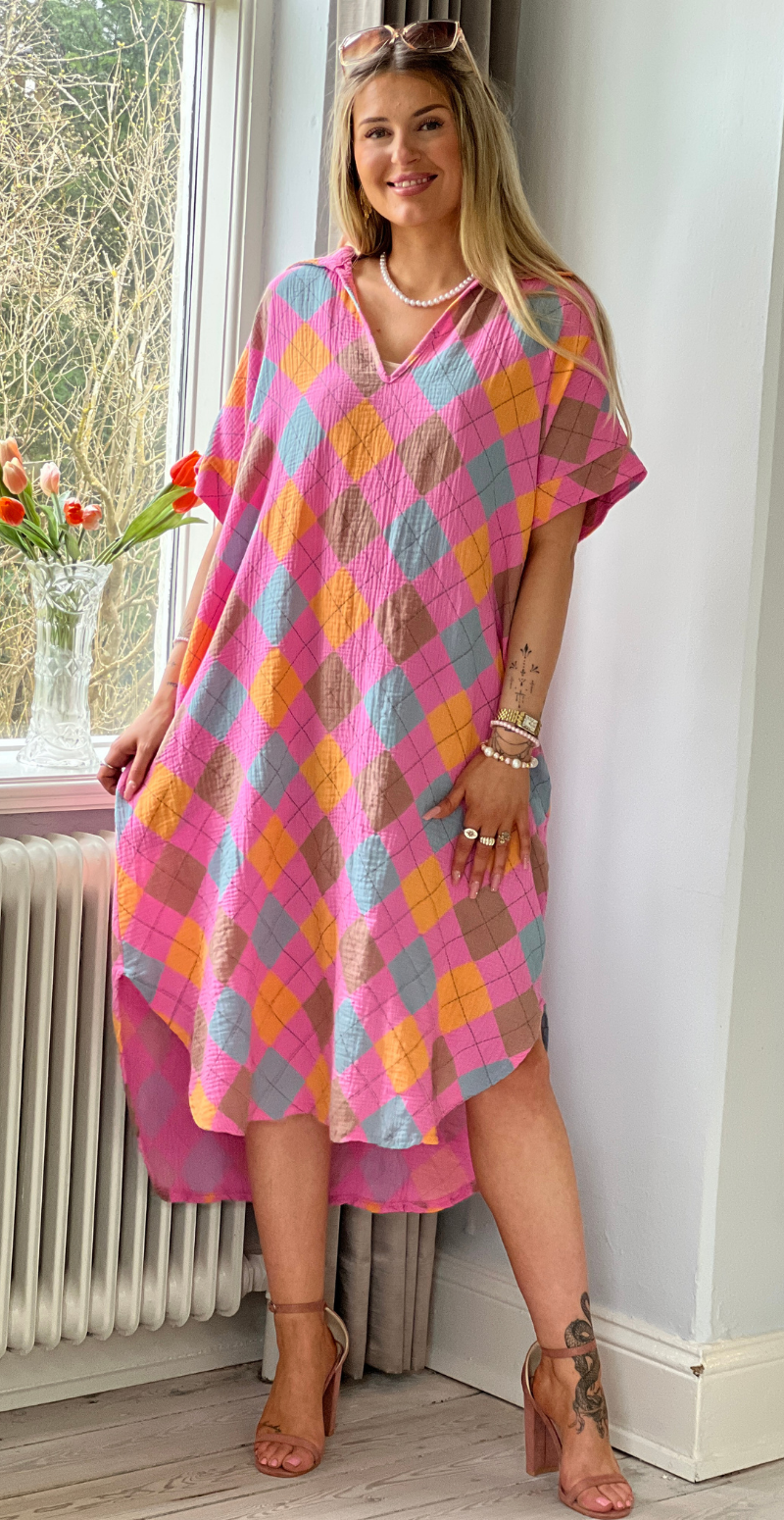Dagmar kjole i musselin rombi/fuxia LikeLondon