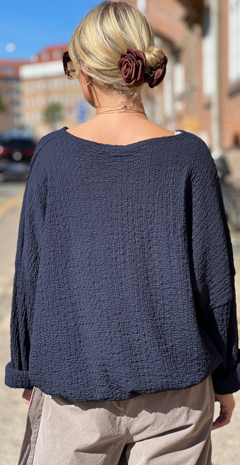 Fini krepp bluse med smykke navy LikeLondon