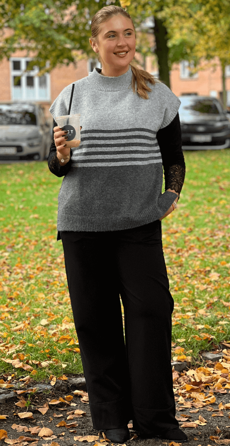 Melinda to-farvet strikvest med striber grå LikeLondon