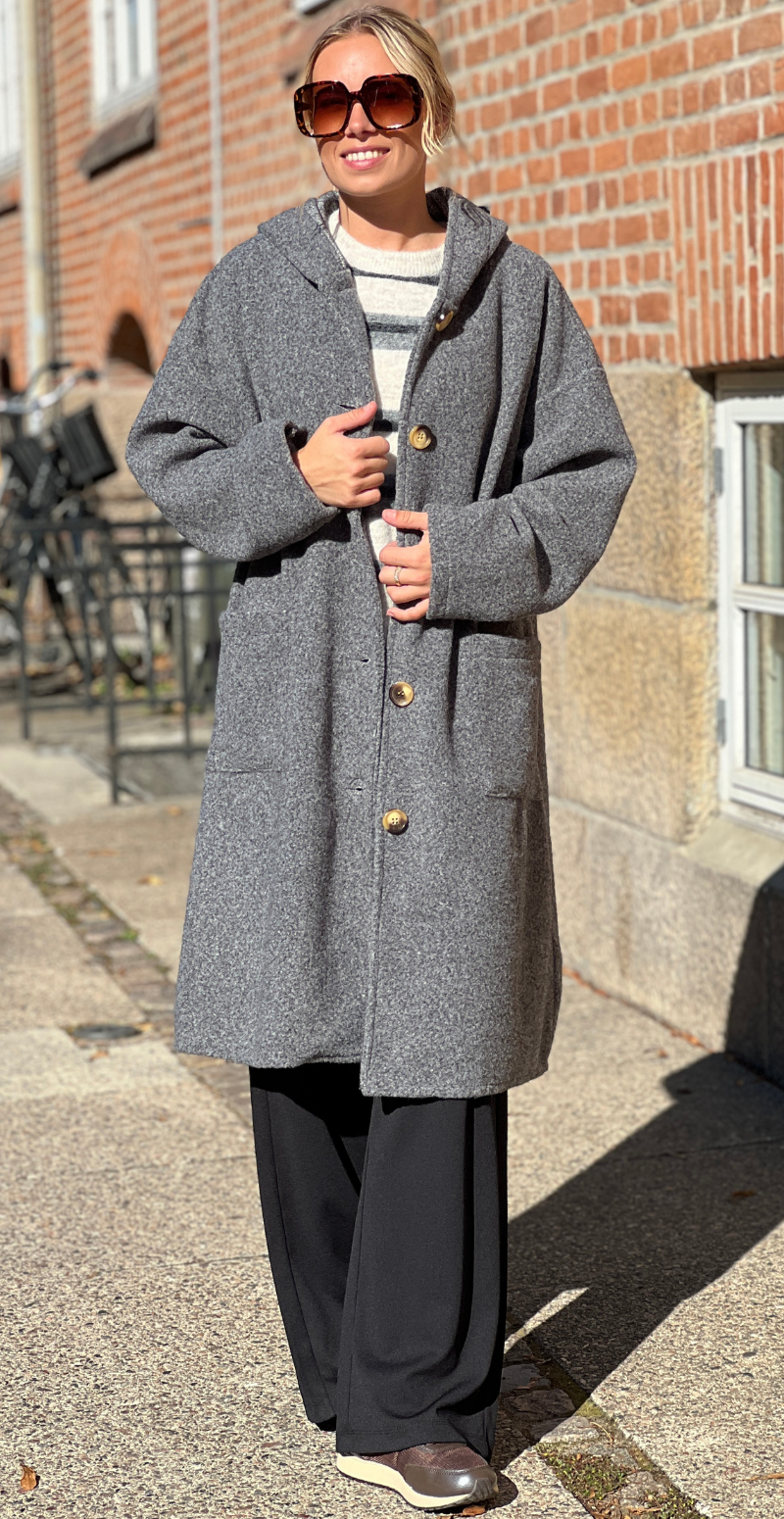 Tori jakke med hætte, lommer og knapper grå LikeLondon