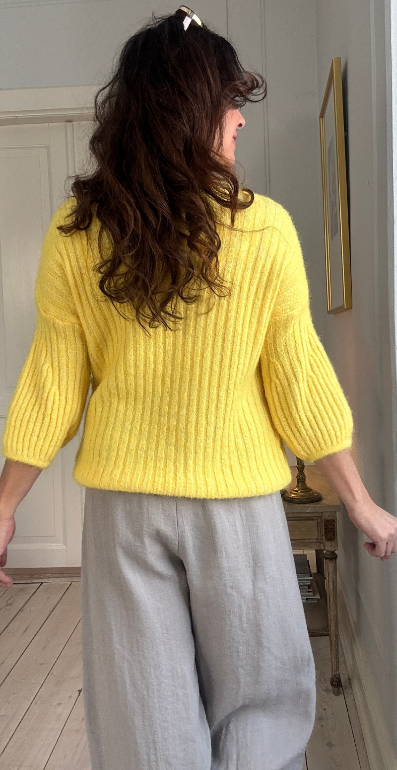 Angelina strik med 3/4 ærme med puf gul LikeLondon
