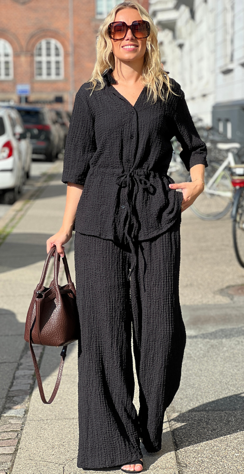 Agnes sæt med bluse i krepp med bindebånd og bukser sort LikeLondon