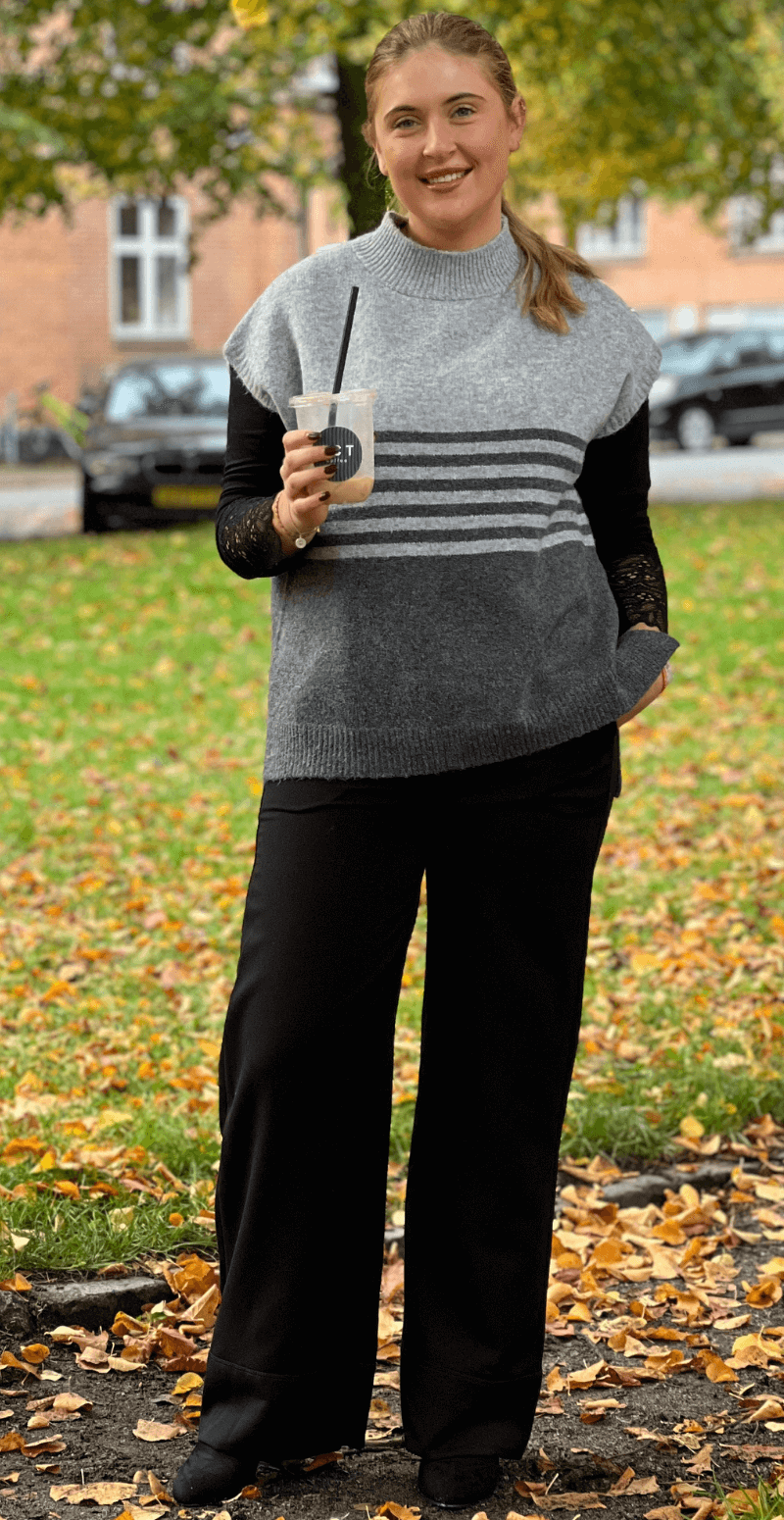 Melinda to-farvet strikvest med striber grå LikeLondon