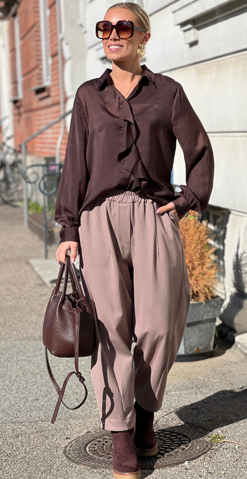 Igomi bluse med flæsekant foran java B.young