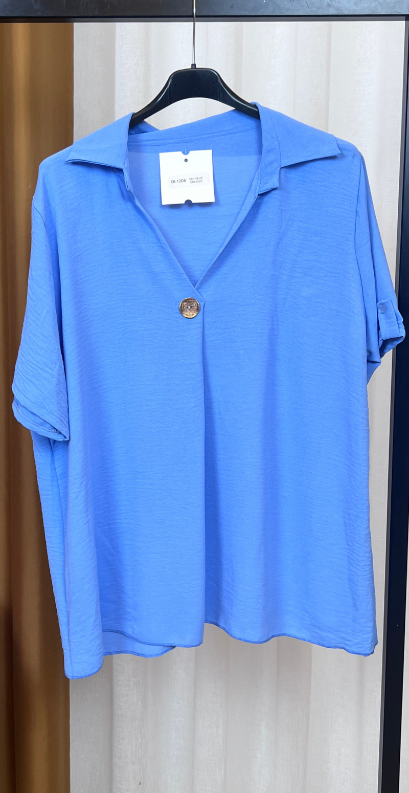 Eva bluse med v-hals og guldknap skyblue LikeLondon