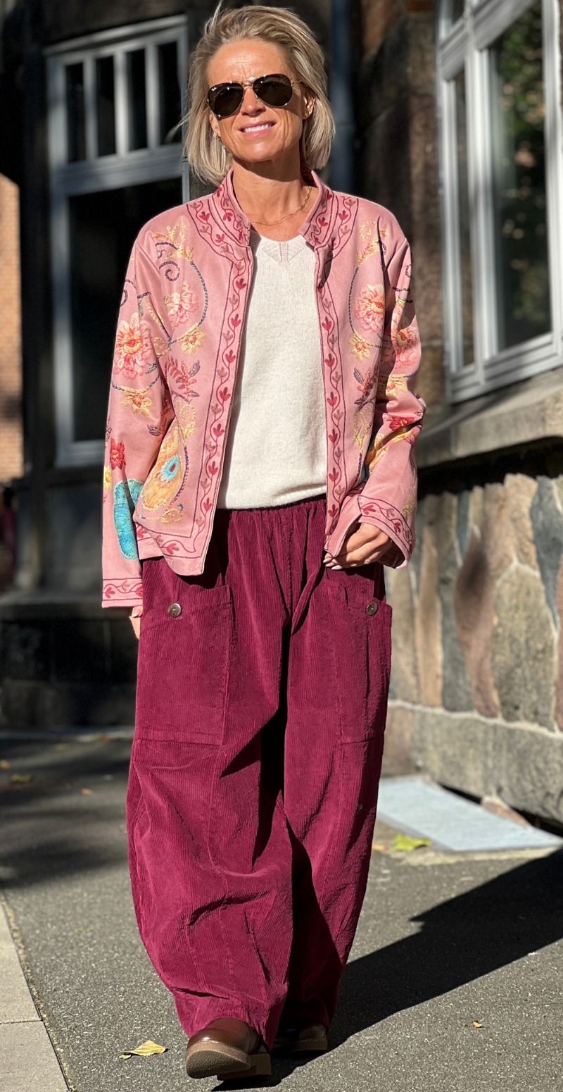 Estelle jakke i ruskindslook med print af broderede blomster rosa LikeLondon