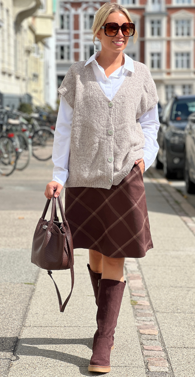 Vicky kort ternet nederdel i ruskind med skrålommer dark brown LikeLondon