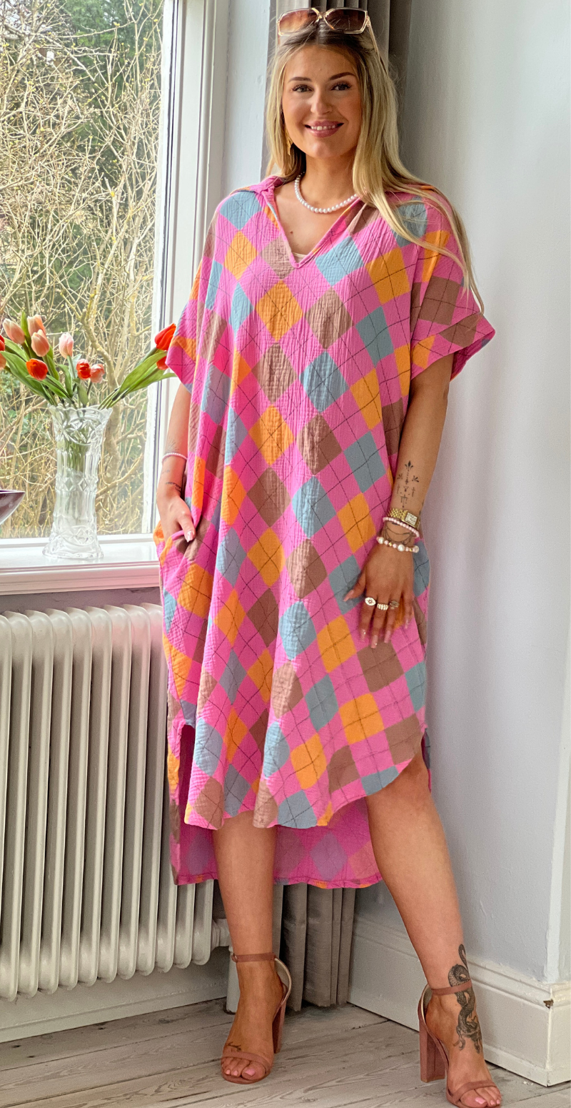 Dagmar kjole i musselin rombi/fuxia LikeLondon