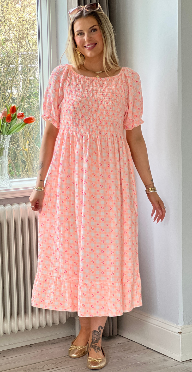 Olga ternet kjole med små blomster og smock orange LikeLondon