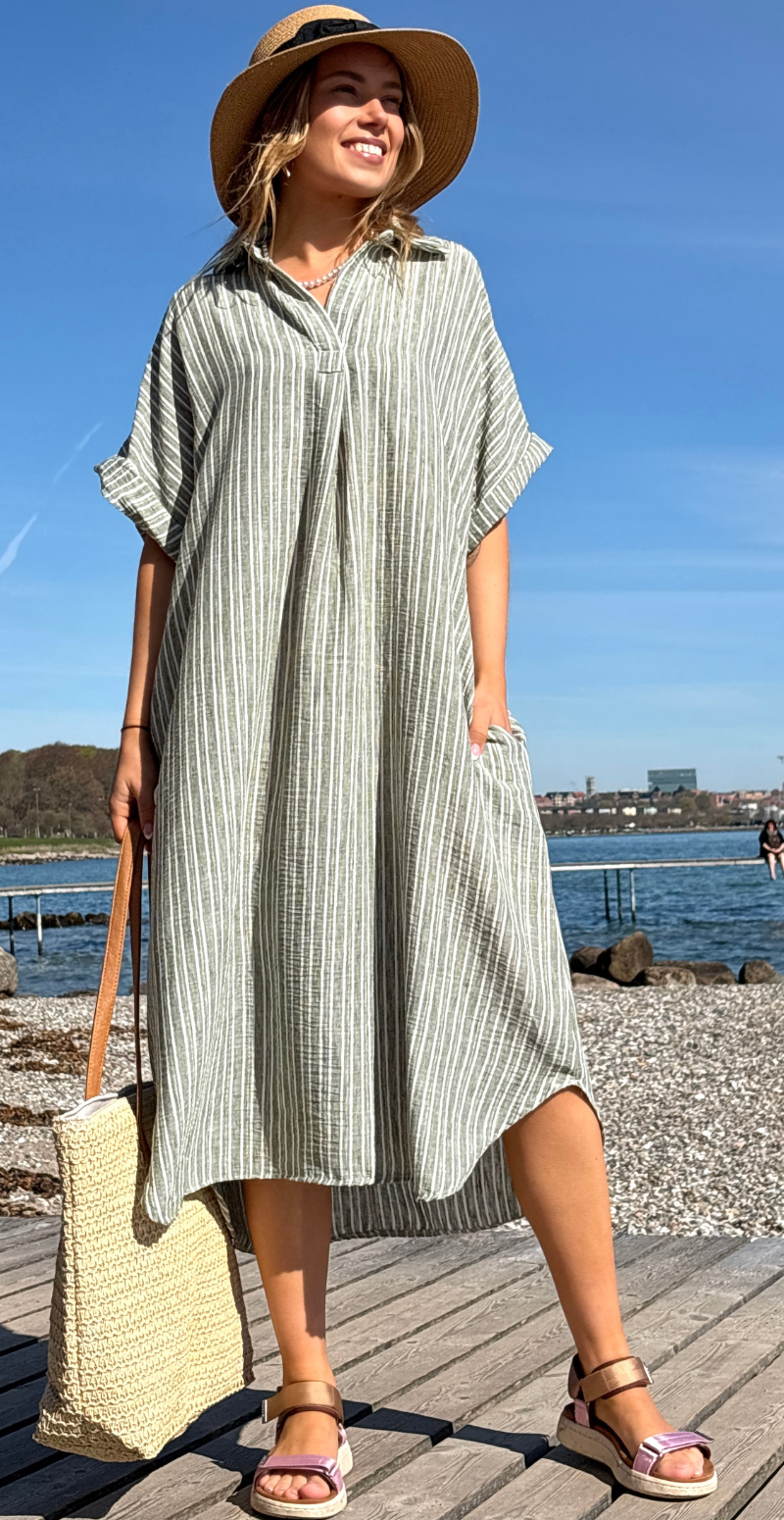 Merle stribet kjole med v-hals og lommer khaki LikeLondon