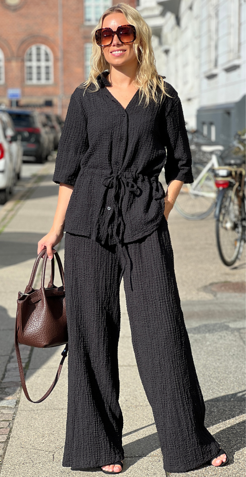 Agnes sæt med bluse i krepp med bindebånd og bukser sort LikeLondon