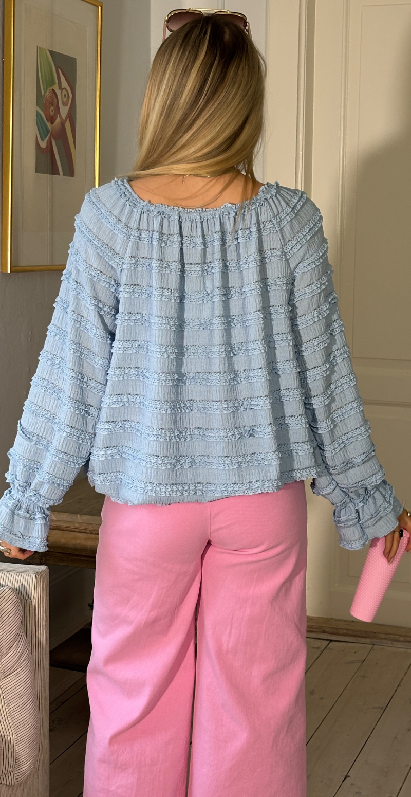 Cosima bluse med bådudskæring og flæser sky LikeLondon