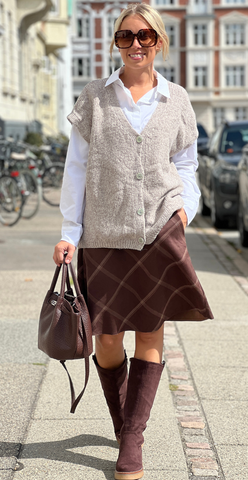 Vicky kort ternet nederdel i ruskind med skrålommer dark brown LikeLondon