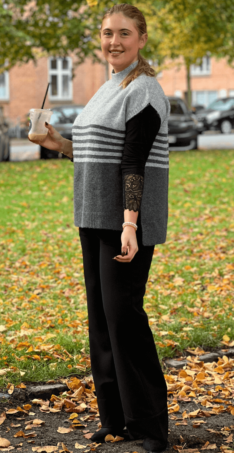 Melinda to-farvet strikvest med striber grå LikeLondon