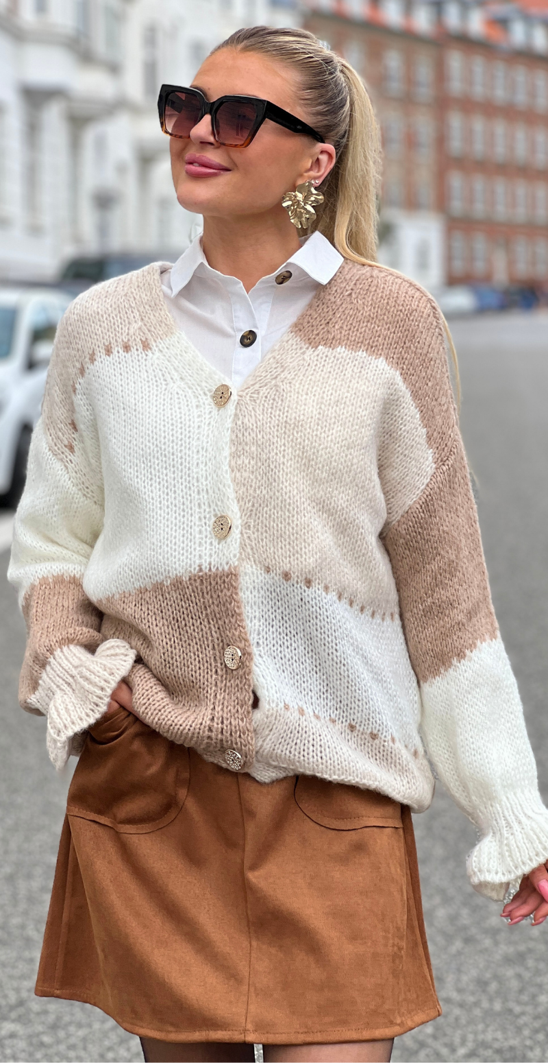 Lorraine cardigan med asymmetrisk mønster og guldknapper camel LikeLondon