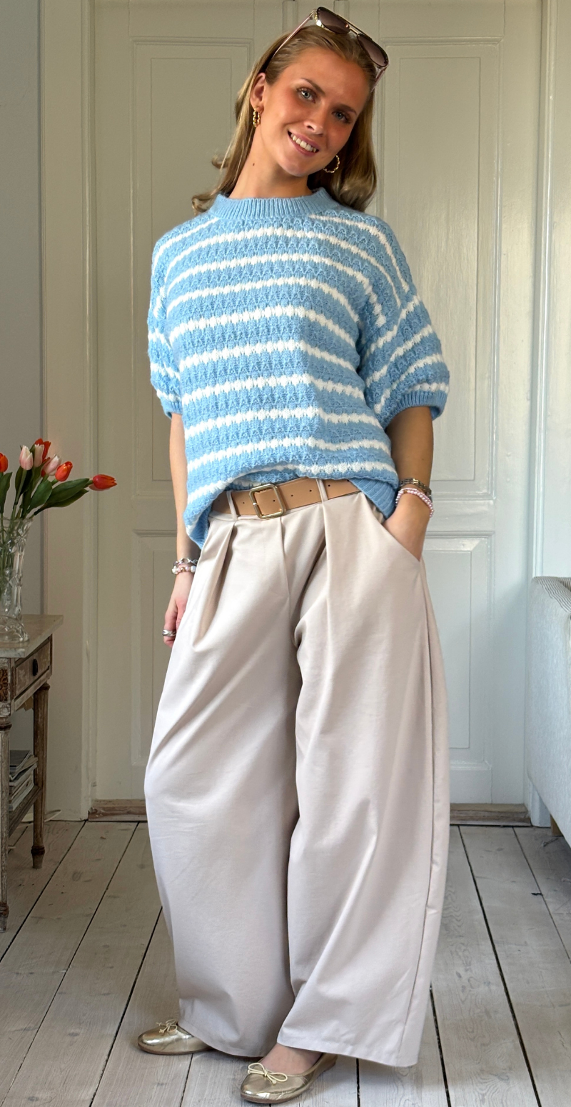 Nadine kortærmet strik med stribetmønster lysblå/hvid LikeLondon