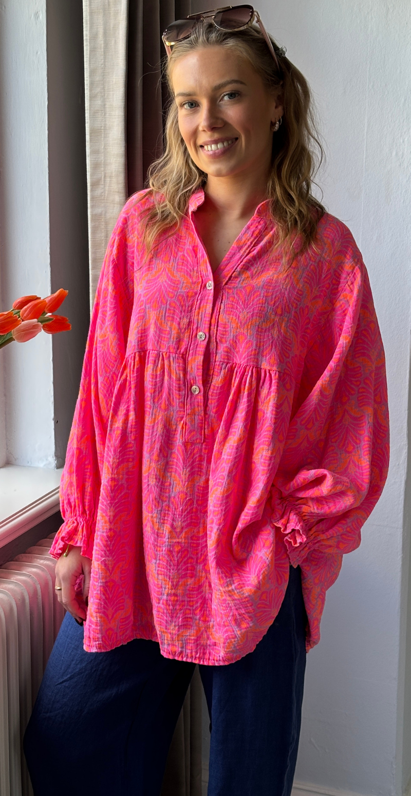 Frida mønstret bluse i musselin med vidde og overskæring fuxia LikeLondon