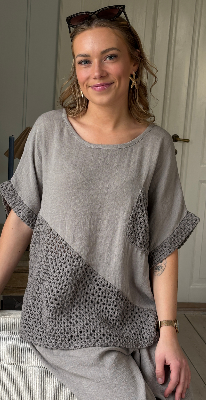 Gladys bluse med kort ærme og hæklede detaljer fango LikeLondon
