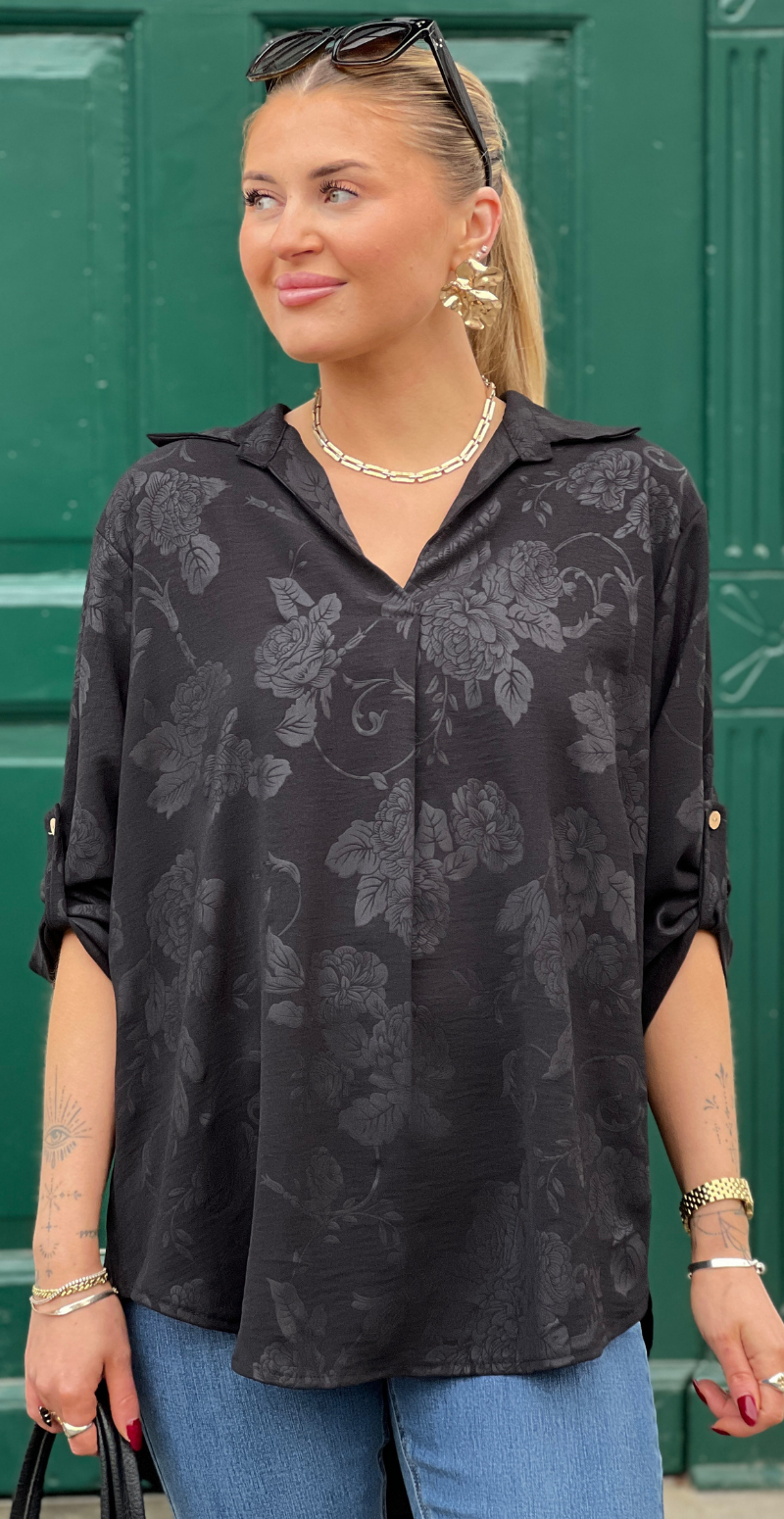 Amanda bluse med præget mønster og krave sort LikeLondon