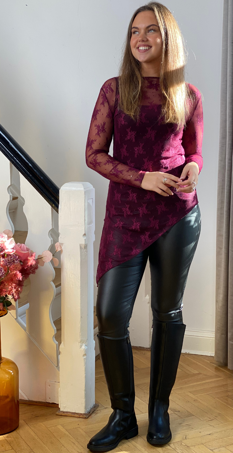 Thea blondebluse med asymmetrisk snit og broderi bordeaux LikeLondon