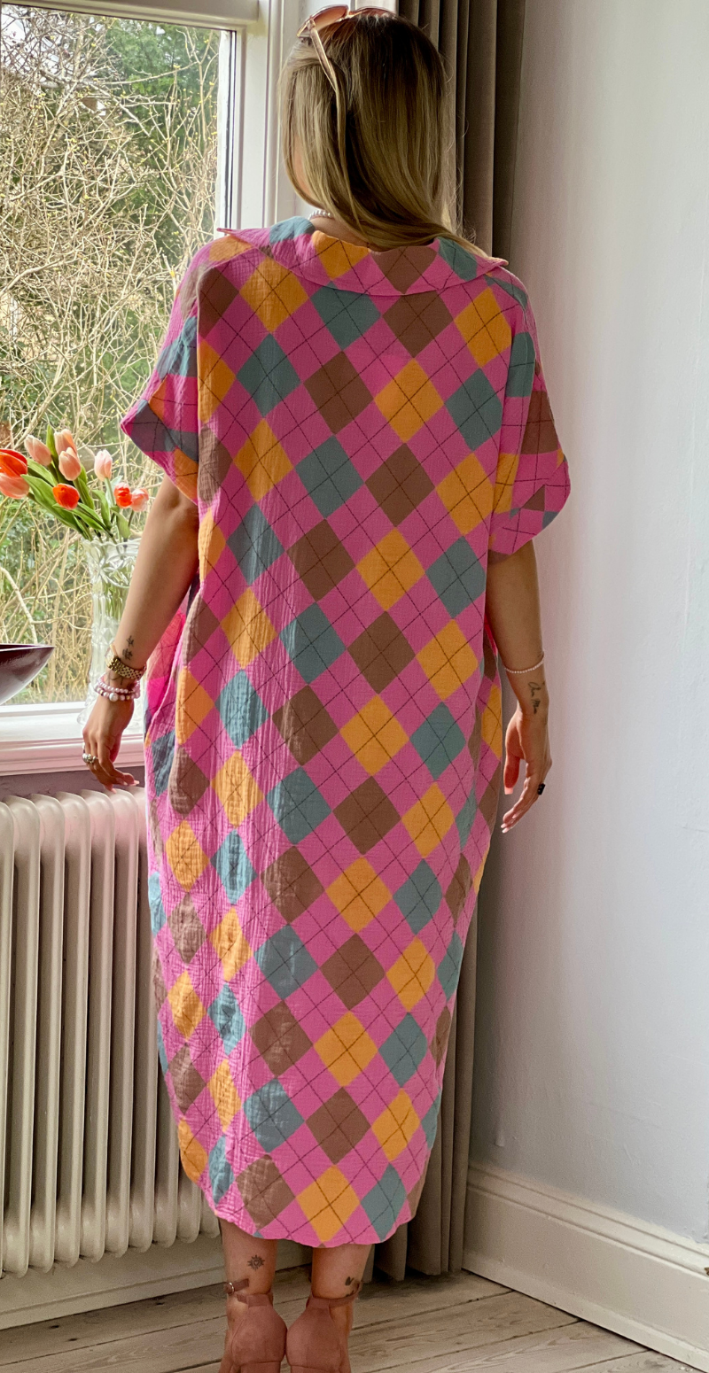 Dagmar kjole i musselin rombi/fuxia LikeLondon