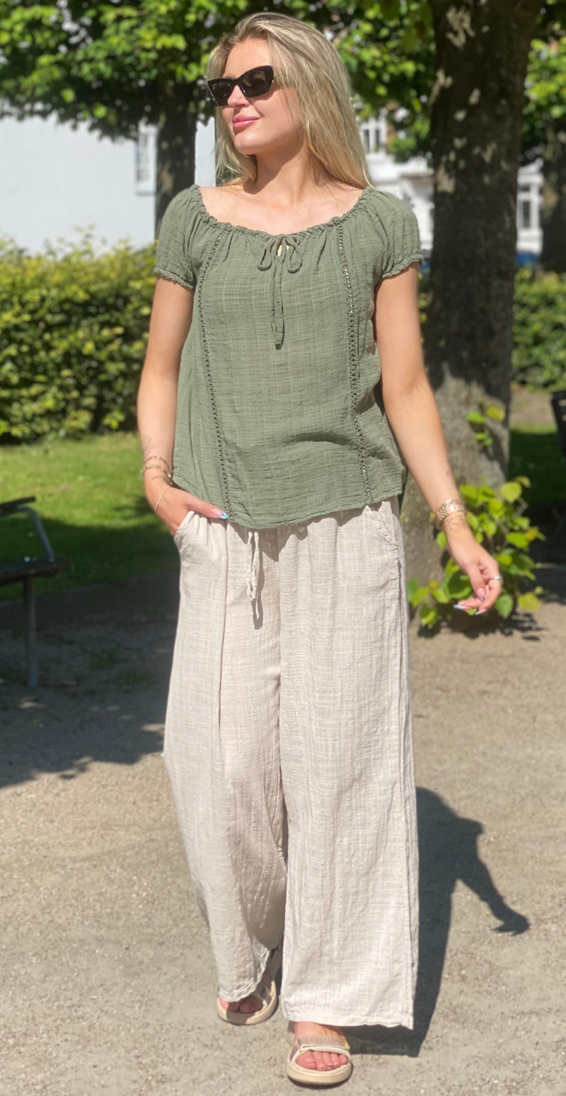 Karin bluse med korte ærmer, bindebånd og hæklede detaljer khaki LikeLondon