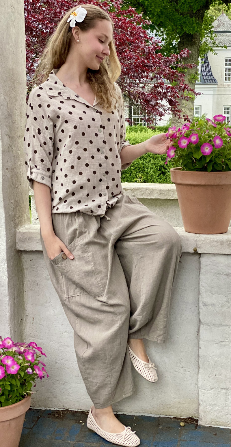 Bianca skjorte med snøre ved taljen og prikker beige LikeLondon