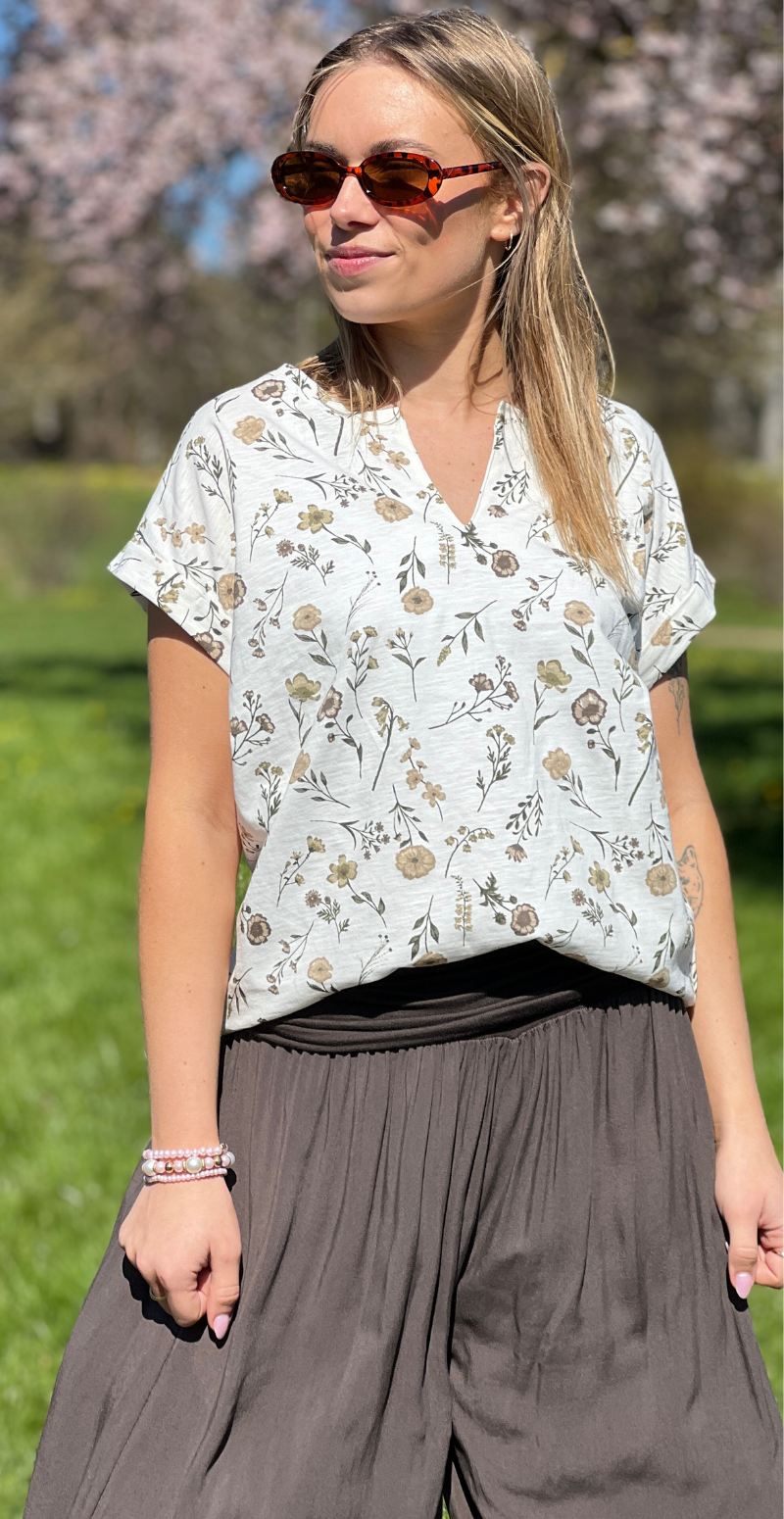 Viva T-shirt med v-hals og blomster star off-white w. silver mink Freequent