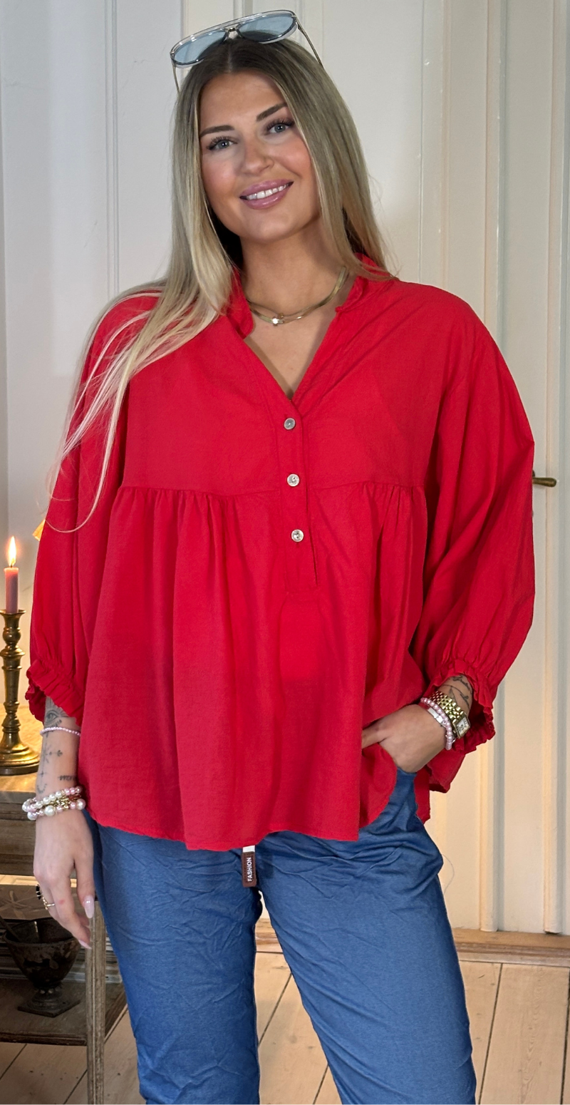 Francie bluse med knapper og ballonærmer rød LikeLondon
