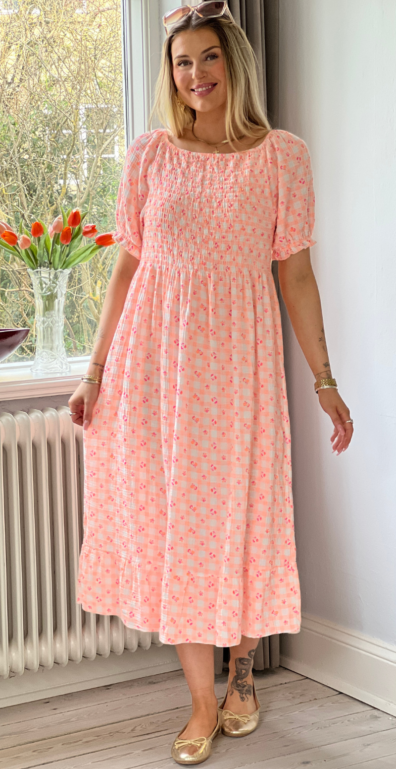 Olga ternet kjole med små blomster og smock orange LikeLondon