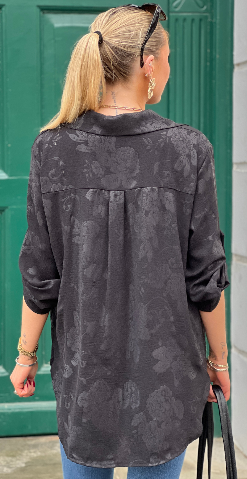 Amanda bluse med præget mønster og krave sort LikeLondon