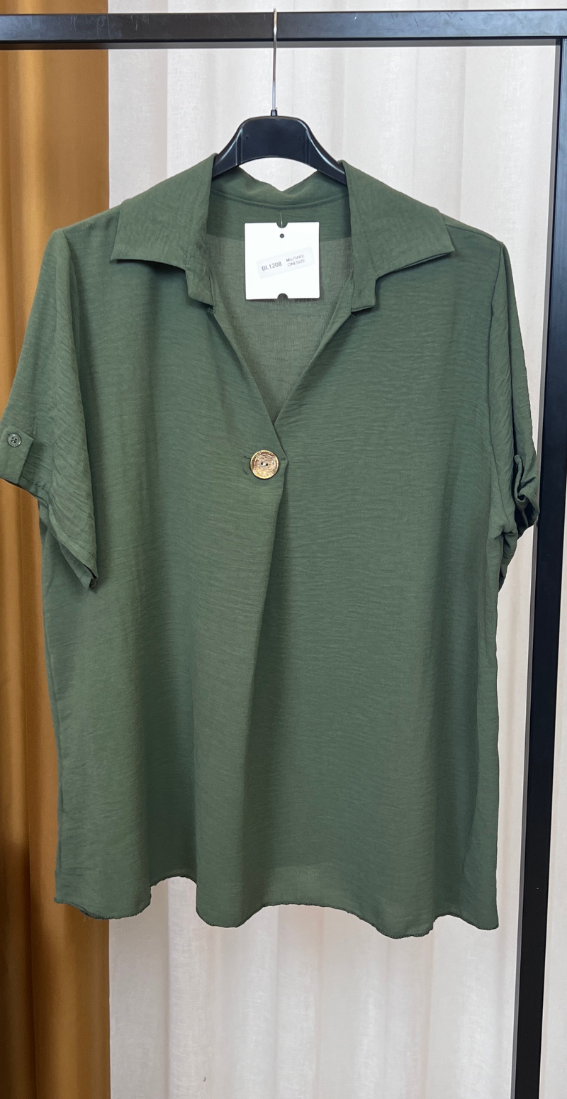 Eva bluse med v-hals og guldknap militare LikeLondon