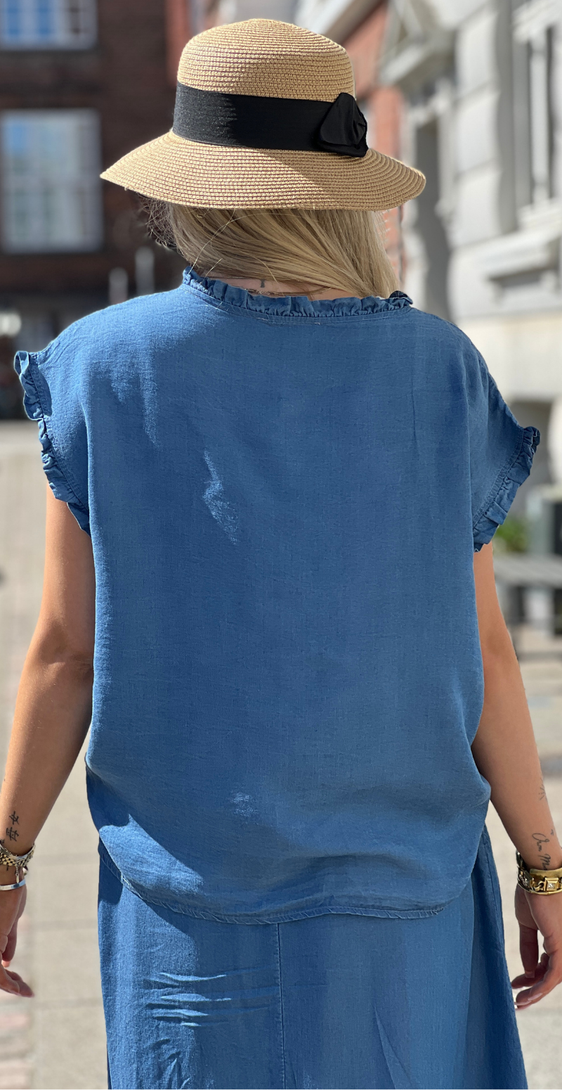 Carlen bluse uden ærmer og flæsekant medium jeans LikeLondon