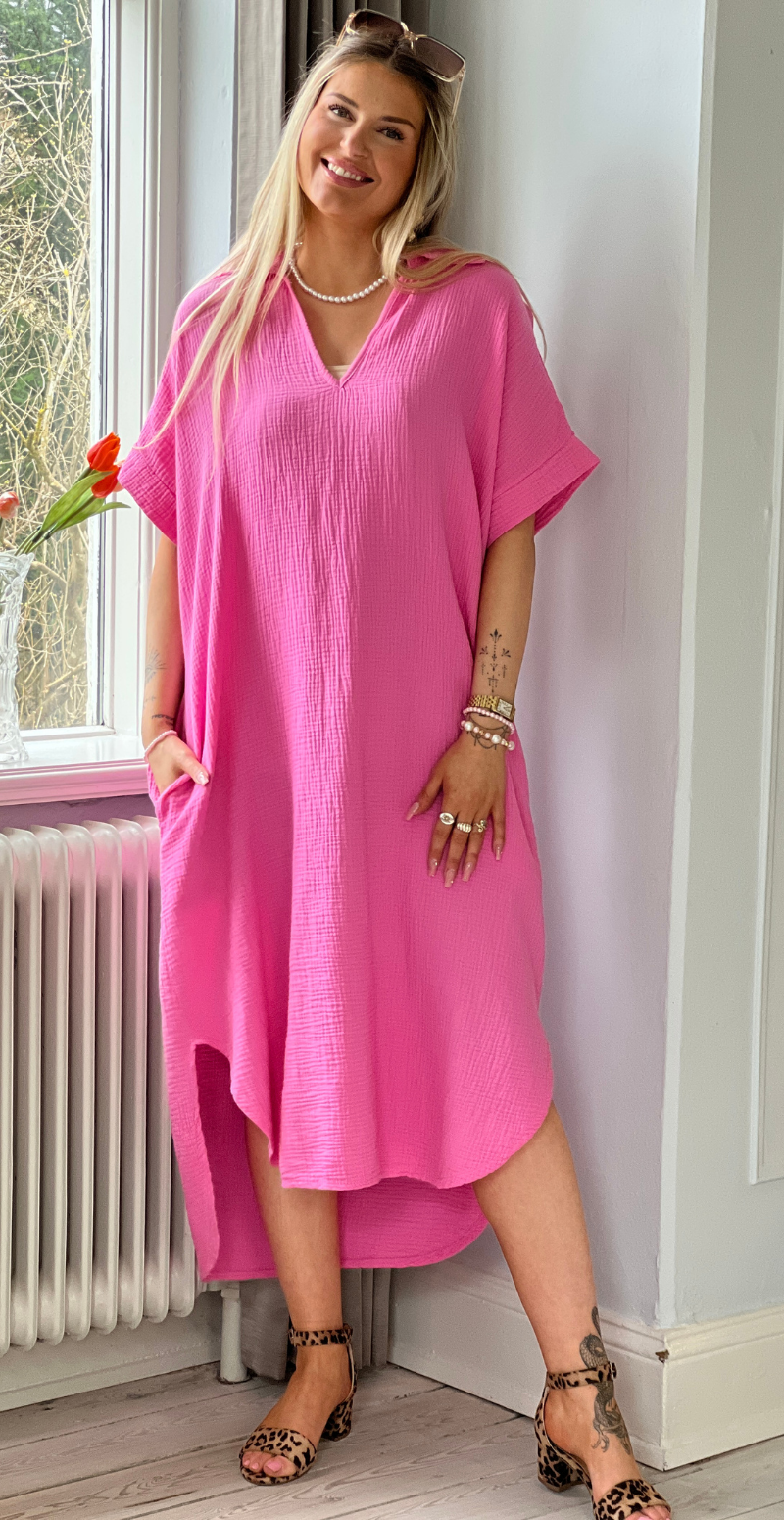 Dagmar kjole i musselin fuxia LikeLondon