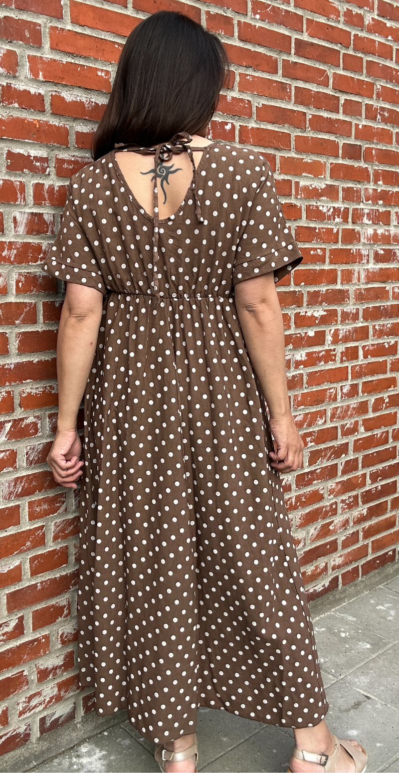 Cornelia kjole med prikker og smock brun LikeLondon by Christina