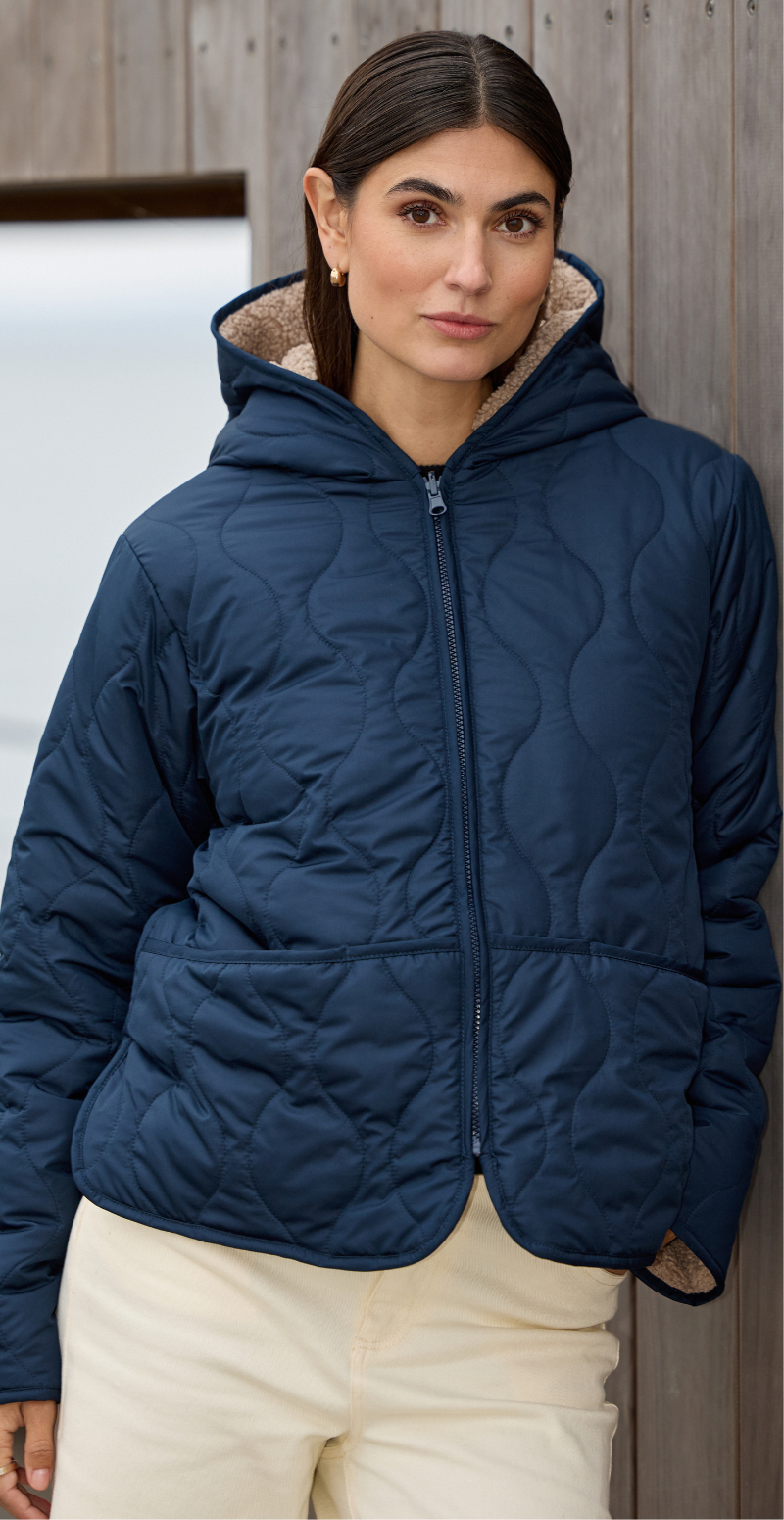 Amara kort vendbar jakke i quiltet og teddylook navy LikeLondon