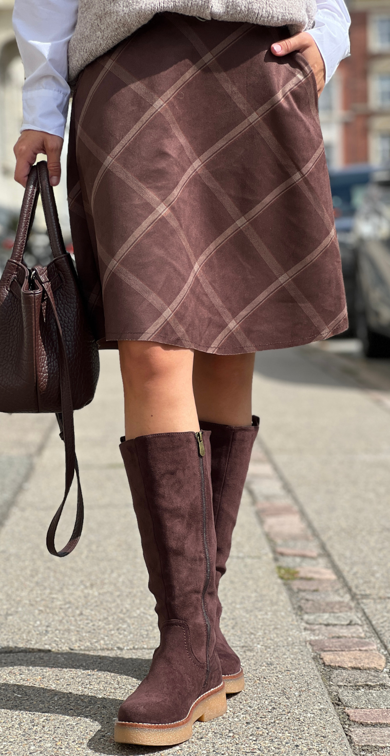 Vicky kort ternet nederdel i ruskind med skrålommer dark brown LikeLondon