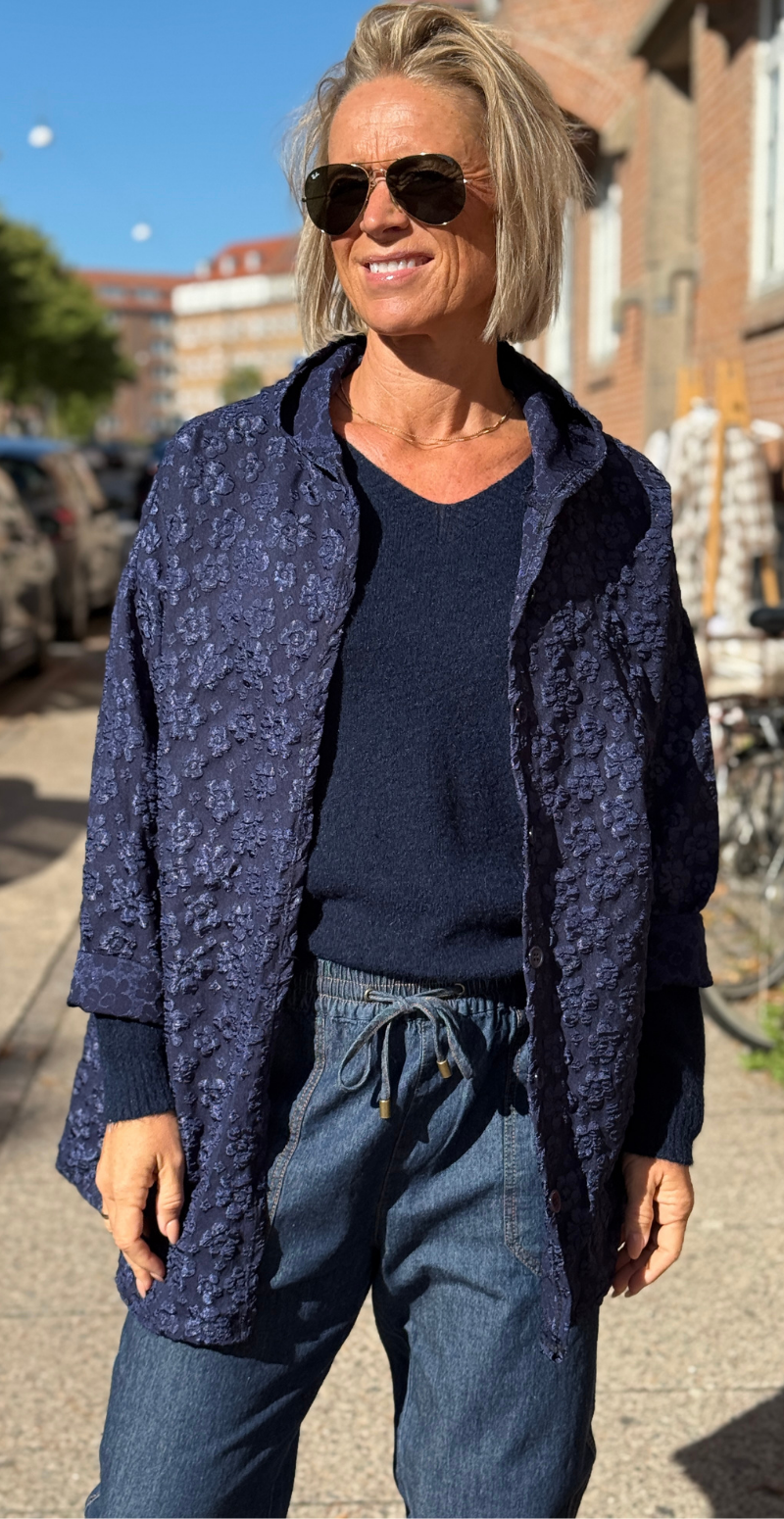 Bernadotte jakke med præget blomster og knapper navy LikeLondon