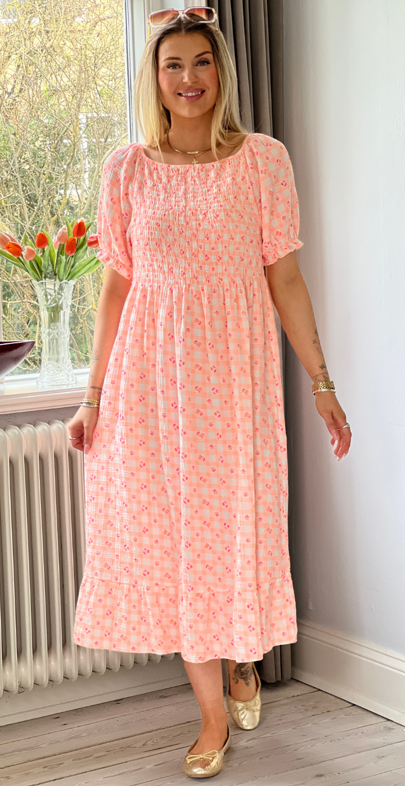 Olga ternet kjole med små blomster og smock orange LikeLondon