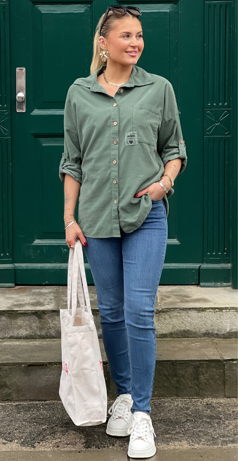 Venia fløjlsskjorte med lomme light militare LikeLondon