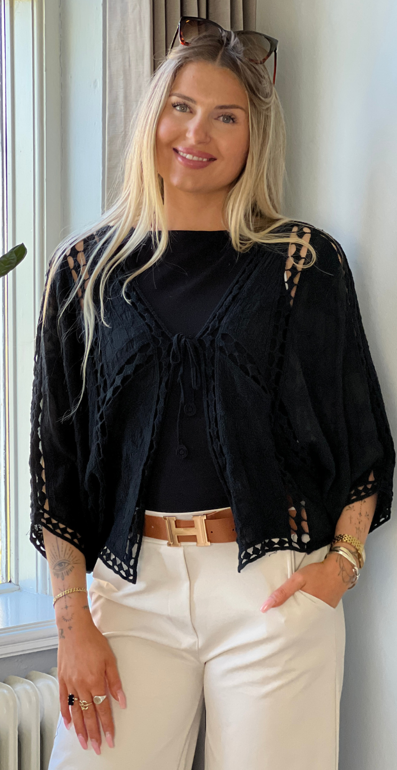 Vivi blonde cardigan med hæklede detaljer sort LikeLondon